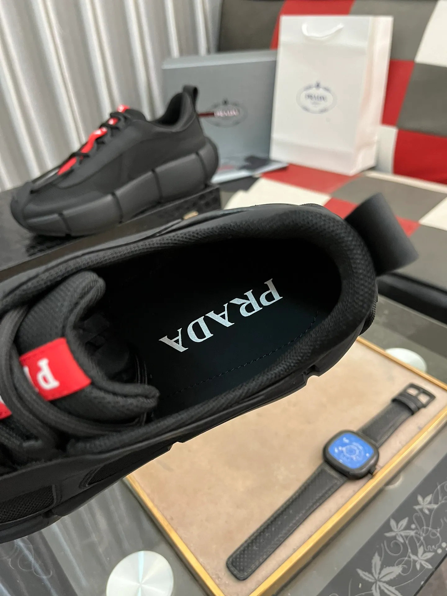 Men's shoes 💰540⌚️⌚️ PRADA/Prada men's lace-up casual sports shoes, the upper is made of cowhide leather and breathable mesh. It is soft, comfortable and breathable. The tongue is decorated with the PRADA brand letter logo. The thick rubber sole echoes the red label tongue. The style is fashionable and elegant. The details are carefully crafted. A super fashionable casual sports shoe with excellent breathability!  Size: 38-443️⃣Colors available